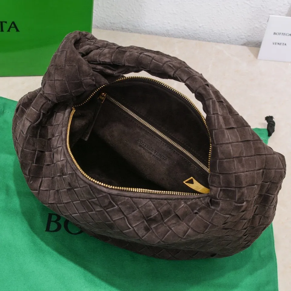 Batch 1460 JODIE Sheep Suede Medium size comes out of Huo~ It is much more practical than small size. The shape is still fashionable and good-looking. Made of classic Yangjin weaving. The iconic weaving has always been the most proud design of BV. The soft shape is super suitable for concave shape~ Not only the size has been changed, the quality details are also more refined. The version is more round and Q. The medium size has more styles. It is not only practical and can hold everything, but also can carry Jodie's fashionable concave shape. It’s really both practical and fashionable. It’s awesome! Size: 36x21x13, model: 6697# frosted leather